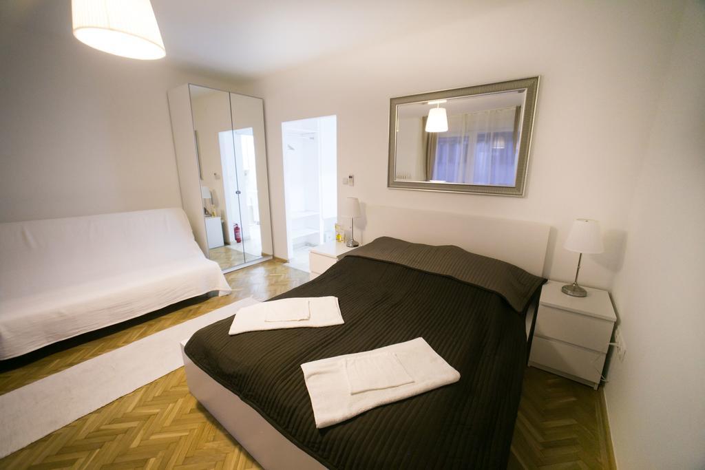 Downtown With Balcony & Optional Garage & Restaurant In The Building Apartamento