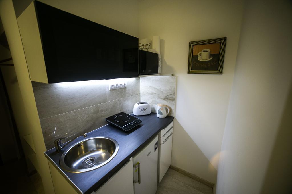 Downtown With Balcony & Optional Garage & Restaurant In The Building Apartamento Budapest
