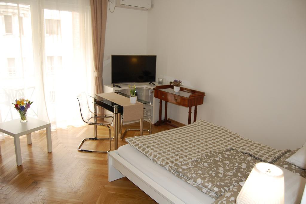 Downtown With Balcony & Optional Garage & Restaurant In The Building Apartamento Budapest