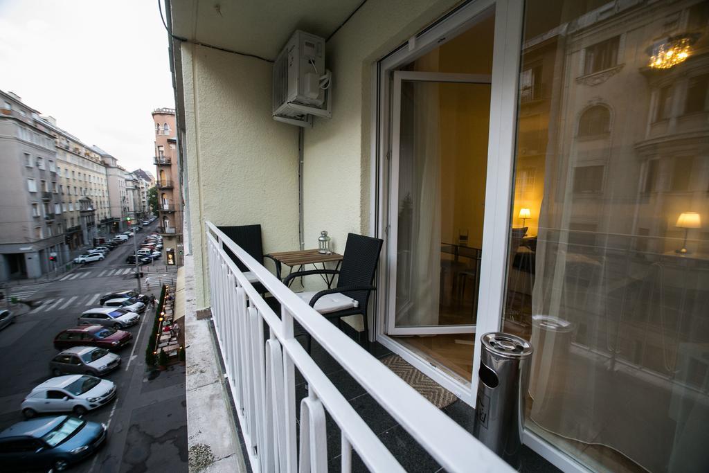 Downtown With Balcony & Optional Garage & Restaurant In The Building Appartement Budapest