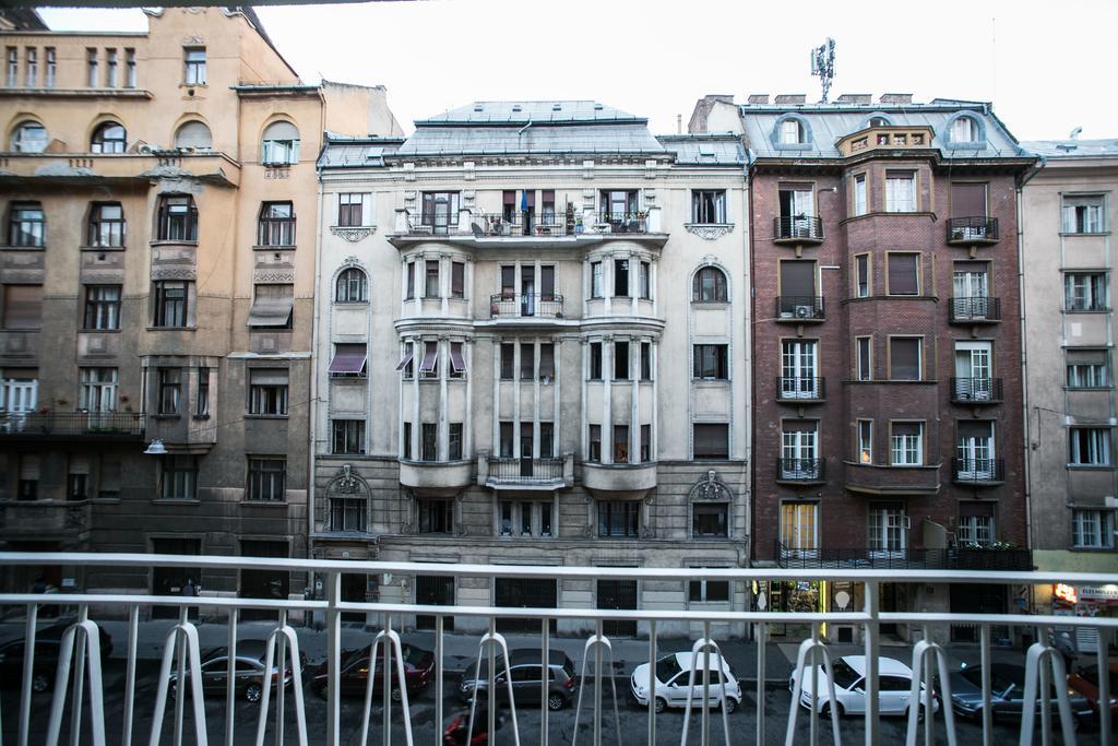 Downtown With Balcony & Optional Garage & Restaurant In The Building Appartement