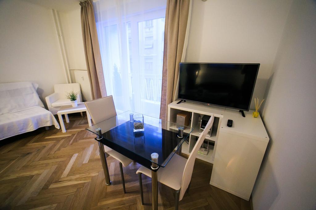 Appartement Downtown With Balcony & Optional Garage & Restaurant In The Building Budapest