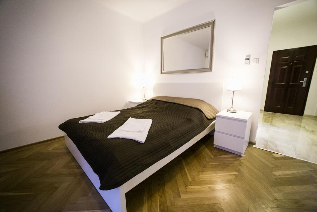 Appartement Downtown With Balcony & Optional Garage & Restaurant In The Building