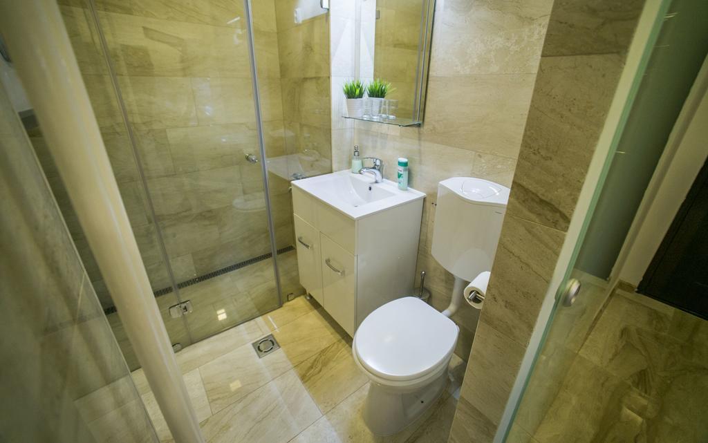 Downtown With Balcony & Optional Garage & Restaurant In The Building Appartement Budapest