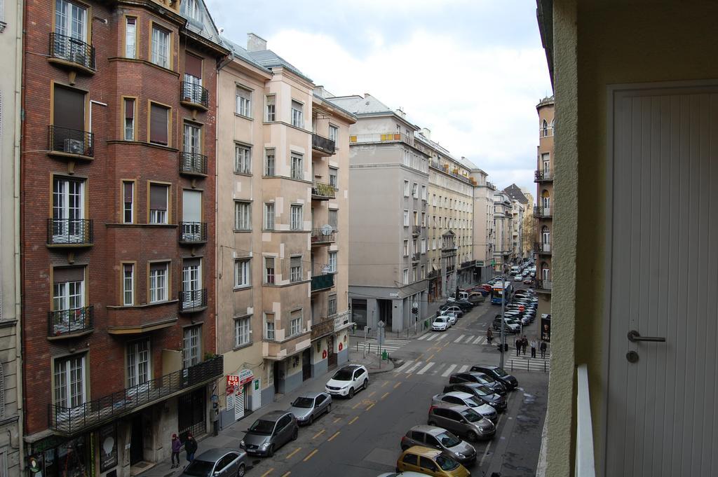 Downtown With Balcony & Optional Garage & Restaurant In The Building Appartement Budapest