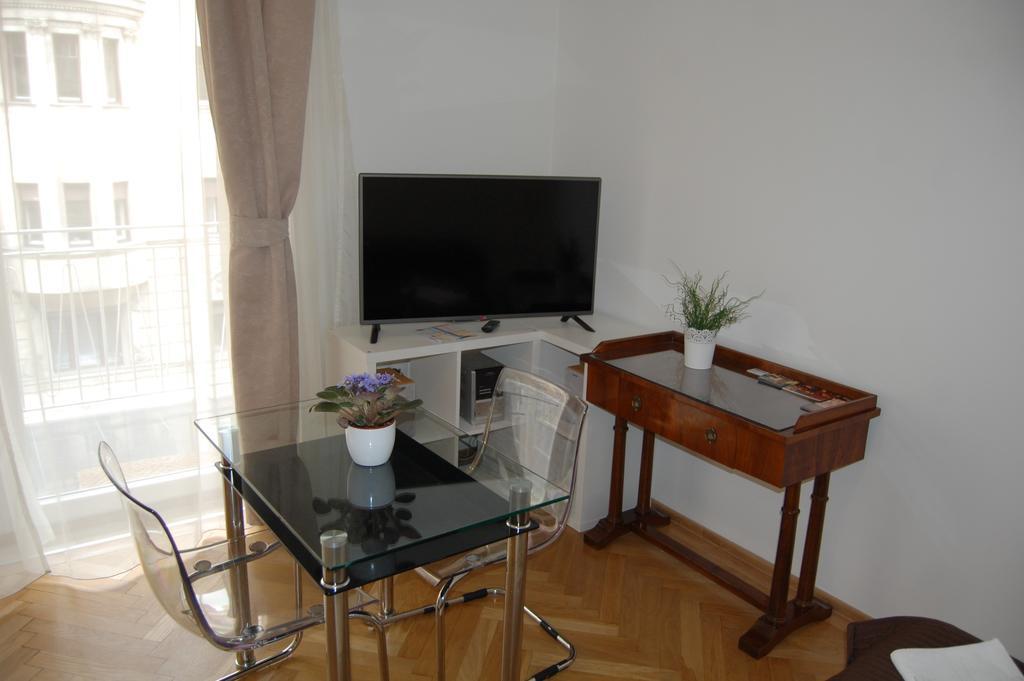 Downtown With Balcony & Optional Garage & Restaurant In The Building Appartement