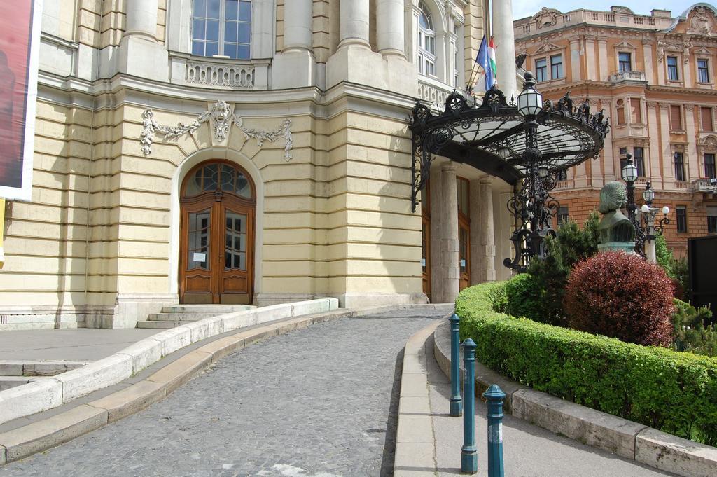 Downtown With Balcony & Optional Garage & Restaurant In The Building Appartement