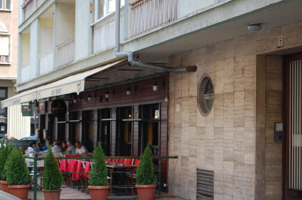 Downtown With Balcony & Optional Garage & Restaurant In The Building Appartement *