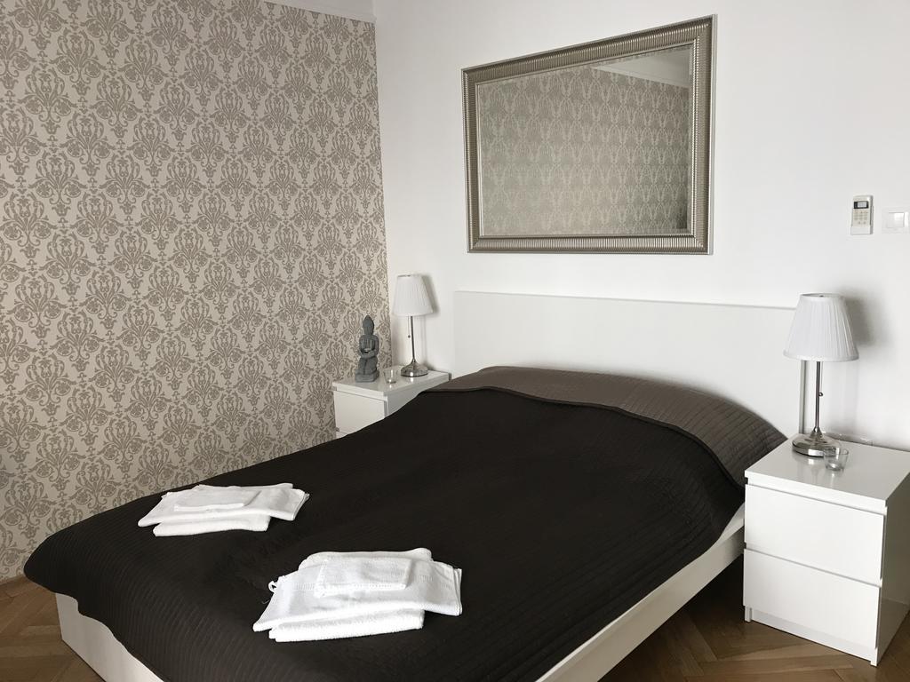 Downtown With Balcony & Optional Garage & Restaurant In The Building Appartement *
