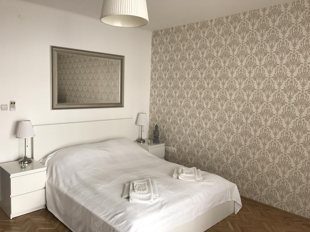 Downtown With Balcony & Optional Garage & Restaurant In The Building Appartement Budapest